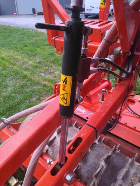 COMBINE DE SEMIS KUHN HR304 VENTA LC302