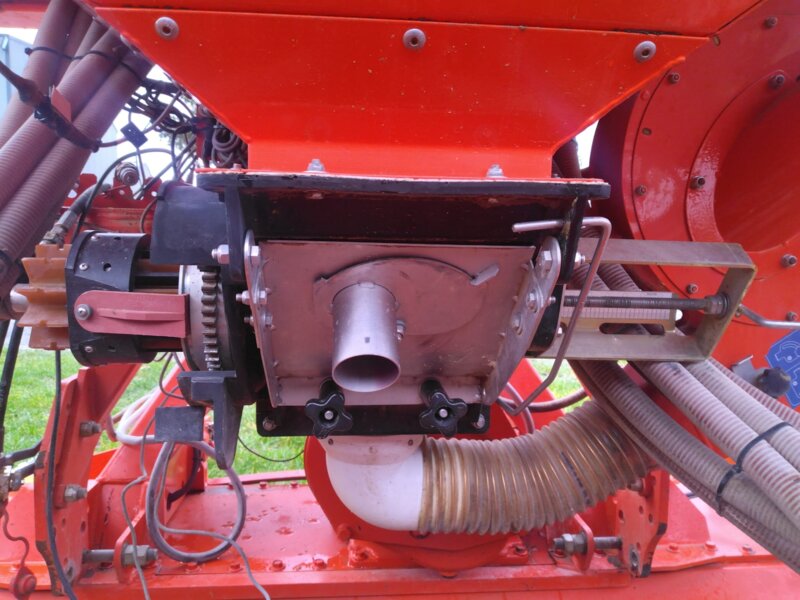 COMBINE DE SEMIS KUHN HR304 VENTA LC302