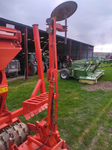 COMBINE DE SEMIS KUHN HR304 VENTA LC302