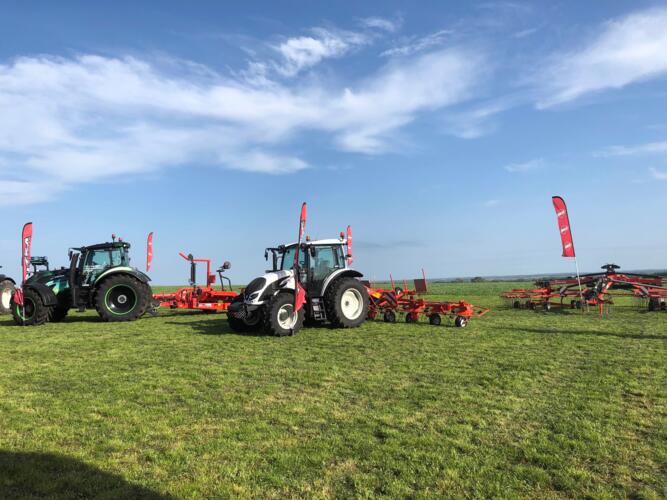 Démonstration au champ VALTRA KUHN.jpg