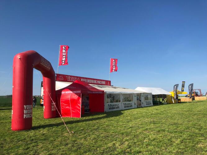 Démonstration au champ VALTRA KUHN_1.jpg