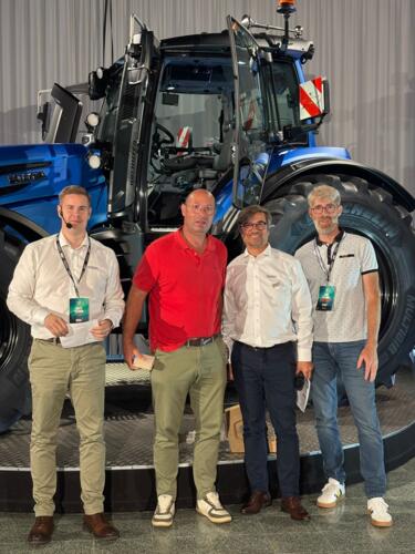 T Rousseaux et Equipe Valtra.jpg