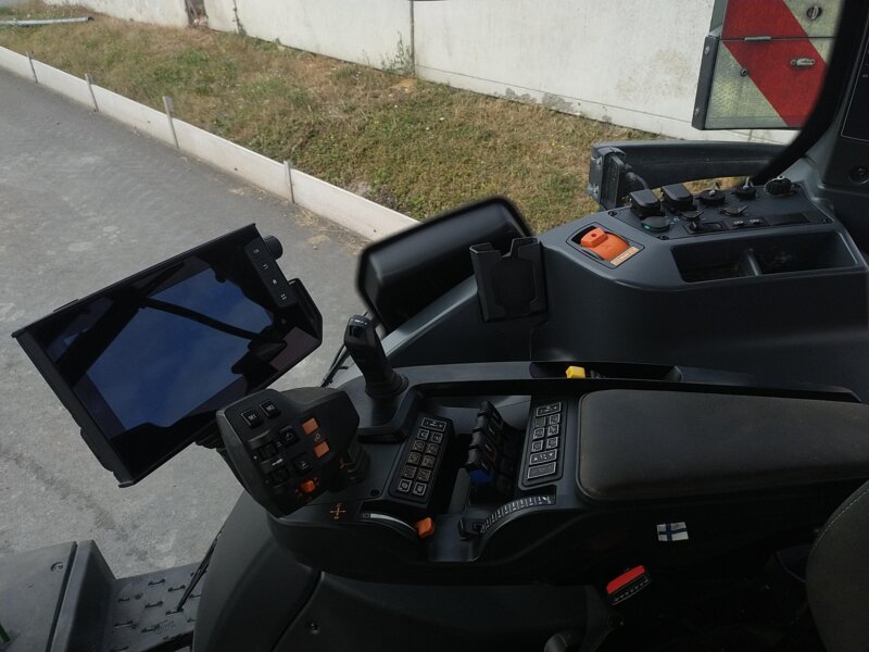 TRACTEUR VALTRA Q305