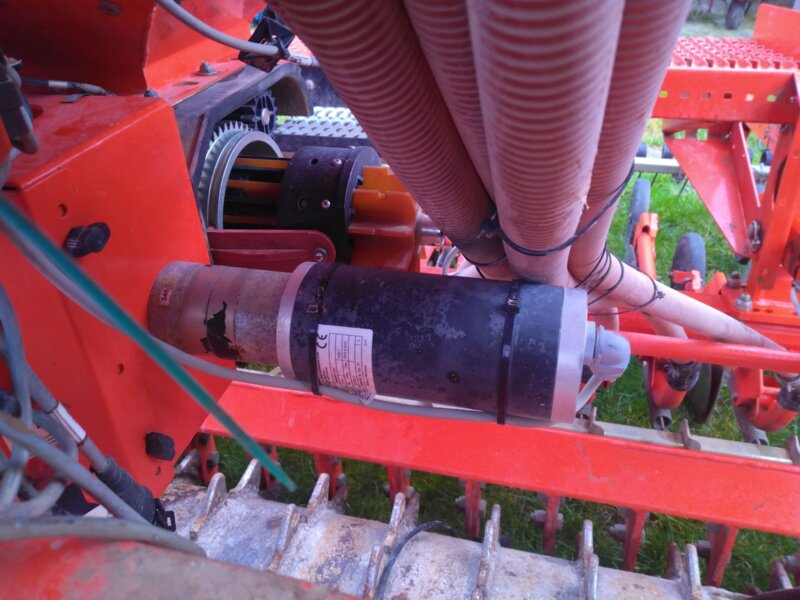 COMBINE DE SEMIS KUHN HR304 VENTA LC302