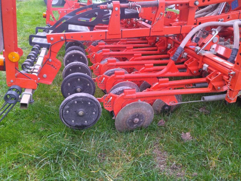 COMBINE DE SEMIS KUHN HR304 VENTA LC302