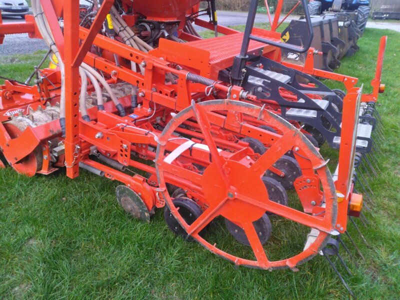 COMBINE DE SEMIS KUHN HR304 VENTA LC302