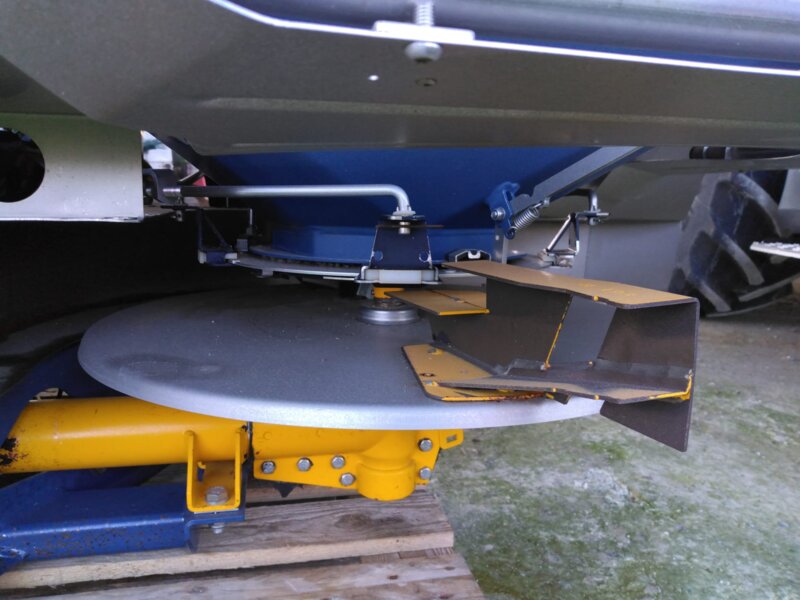 DISTRIBUTEUR D'ENGRAIS BOGBALLE M2W